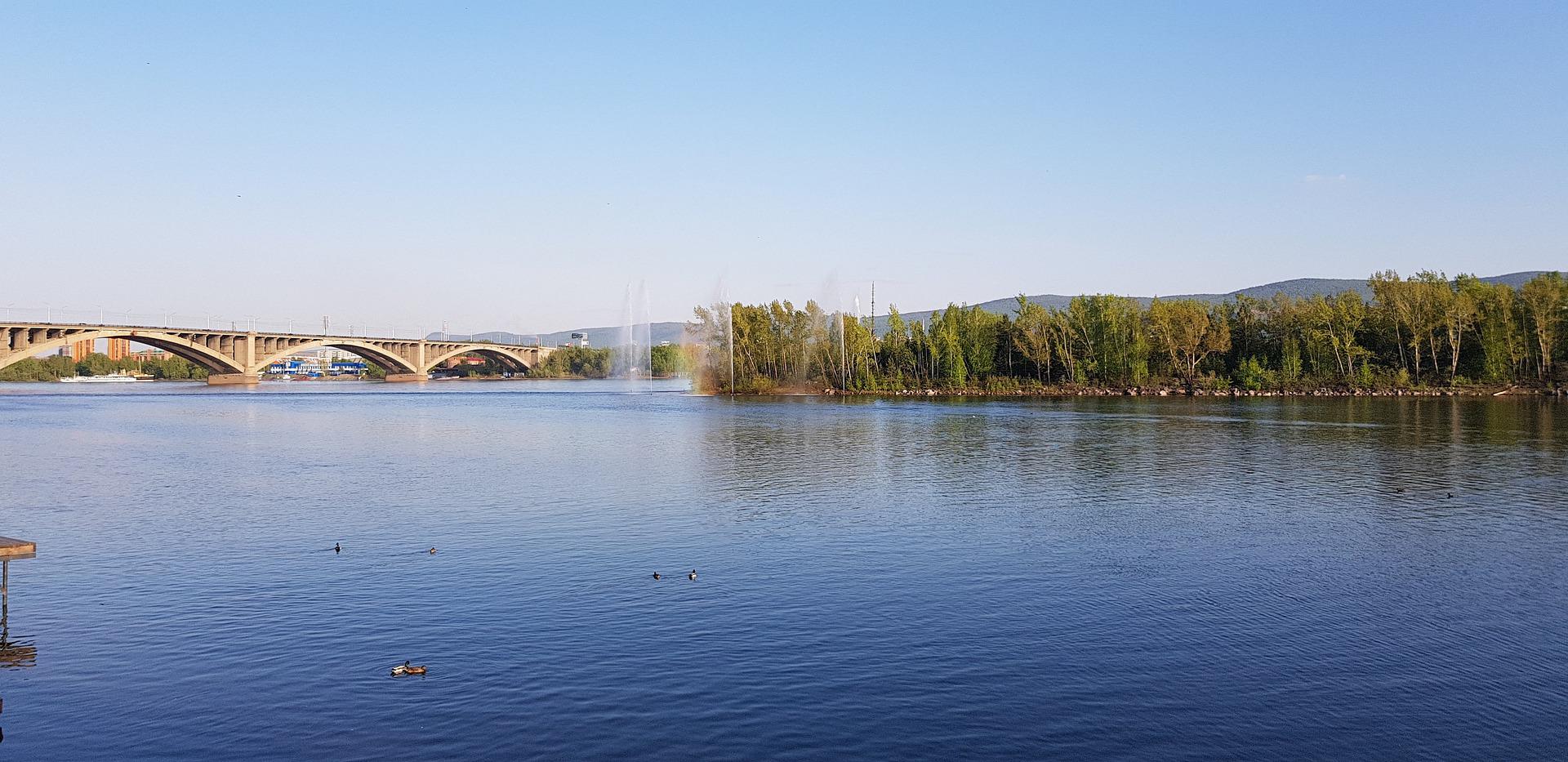 Река в красноярске. Набережная Енисея Красноярск. Енисей в городе Красноярске не замерзает. Красноярск начало нулевых фото Северный. Фото зима 2021г речка Енисей в г.Красноярске.