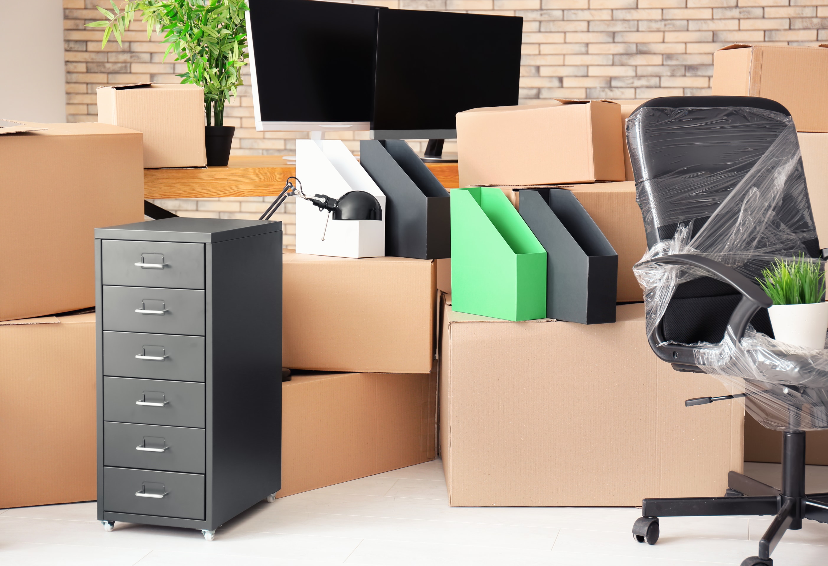 Предприятие переезжает. Коробки в офисе. Переезд офиса. Офис с коробками. Мебель для офиса хранение.